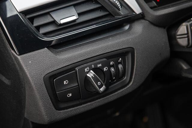 BMW X1 xDrive25e Executive X CAMERA / CARPLAY / HEAD UP DISPLAY / LEDER / LED / CRUISE CONTROLE / STOELVERWARMING