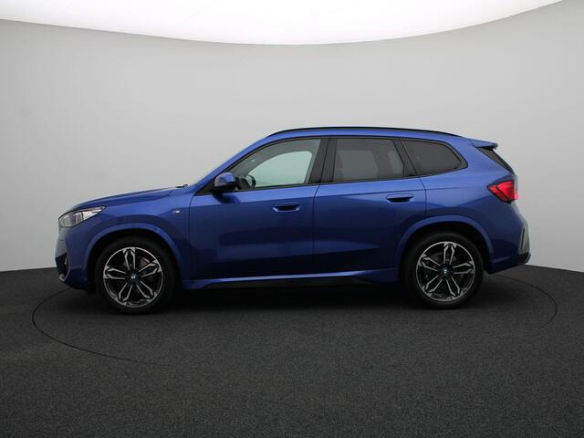 BMW X1 sDrive18i M Sportpakket | LED | Schuifdak | Elektrisch Verstelbare Stoelen | Stoelverwarming | DAB | Harman Kardon sound | 19''