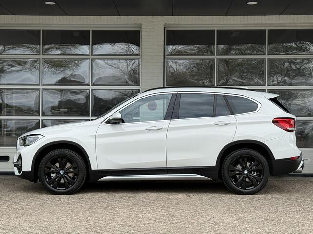 BMW X1 sDrive18i X LINE | HARMAN KARDON | CAMERA | LEDER | TREKHAAK | STOELVERWARMING |