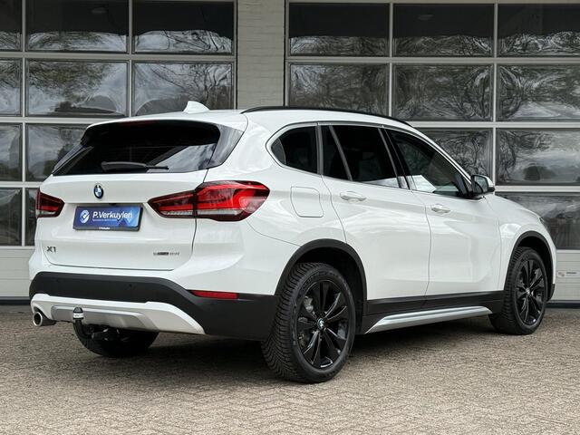 BMW X1 sDrive18i X LINE | HARMAN KARDON | CAMERA | LEDER | TREKHAAK | STOELVERWARMING |