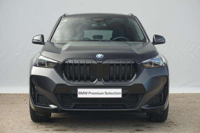 BMW X1 xDrive30e | M Sport Pro | Trekhaak | Schuif-kanteldak | Head-up| Harman Kardon | Driving Assistant Professional | Rondomzicht camera's | Elektrische stoelen met geheugen | 20 Inch