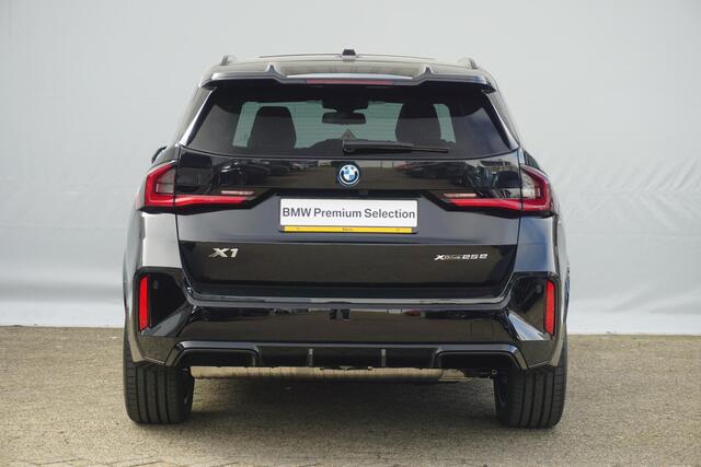 BMW X1 xDrive25e | M Sportpakket Pro | Trekhaak | Schuif-kanteldak | Head-up | Harman Kardon | Rondomzicht Camera | Elekrische Stoelen + Geheugen | Cruise control adaptief met Stop&Go en stuurhulp