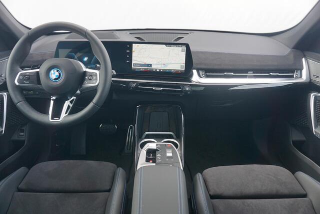 BMW X1 xDrive25e | M Sportpakket Pro | Trekhaak | Schuif-kanteldak | Head-up | Harman Kardon | Rondomzicht Camera | Elekrische Stoelen + Geheugen | Cruise control adaptief met Stop&Go en stuurhulp