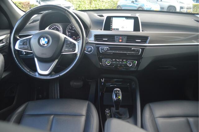 BMW X1 sDrive20i xLine Automaat / Comfort Access / Stoelverwarming / Cruise Control / LED / Stuurverwarming