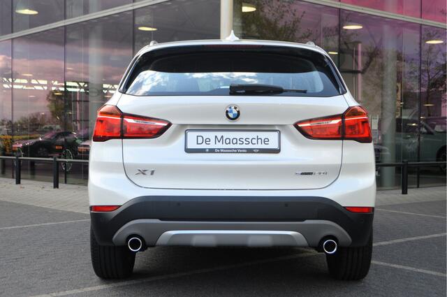 BMW X1 sDrive20i xLine Automaat / Comfort Access / Stoelverwarming / Cruise Control / LED / Stuurverwarming