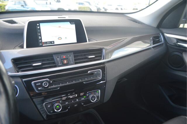 BMW X1 sDrive20i xLine Automaat / Comfort Access / Stoelverwarming / Cruise Control / LED / Stuurverwarming