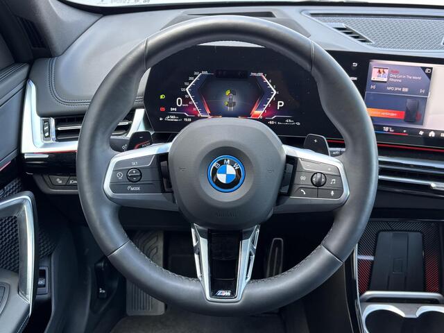 BMW X1 xDrive30e 326 PK M-SPORT / Fabrieksgarantie tot 05-2028 / Glazen schuif- en kanteldak / Head Up Display / Elektrisch trekhaak / Trekgewicht 1800 kg / Elektrische achterklep / Rondomzicht camera / Stuur- & Stoel verwarming / Adaptief cruise control /