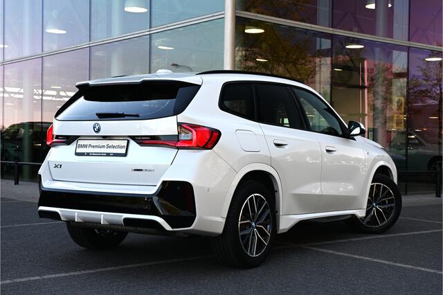 BMW X1 xDrive25e M Sport Automaat / Sportstoelen / M Adaptief onderstel / Comfort Access / Achteruitrijcamera / Adaptieve LED / Stoelverwarming