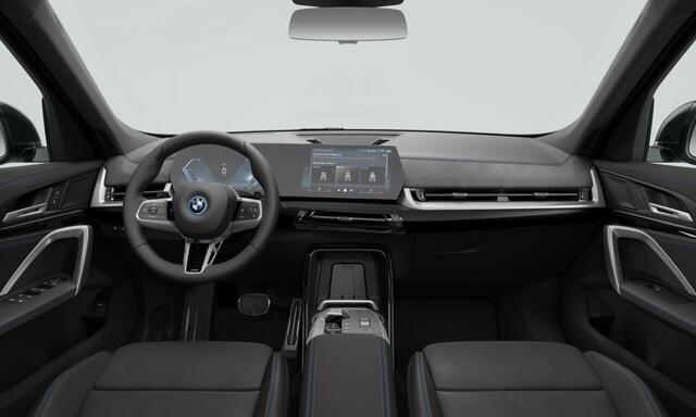 BMW X1 xDrive25e | M-Sport Pro | 19" | Panorama. | Trekhaak | Premium + Travel Pack Driving Assistant Plus | Comfort Acces | Stuurwiel Verwarmd