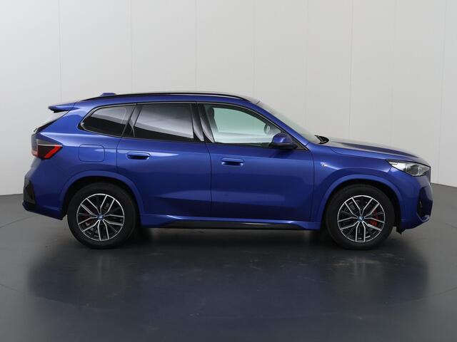 BMW X1 xDrive25e | M-Pakket | Curved Display | Sportstoelen | Camera | DAB | Apple Carplay/Android Auto | Ele. kofferdeksel | BMW LED |