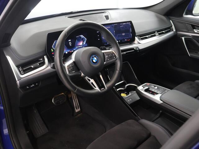 BMW X1 xDrive25e | M-Pakket | Curved Display | Sportstoelen | Camera | DAB | Apple Carplay/Android Auto | Ele. kofferdeksel | BMW LED |