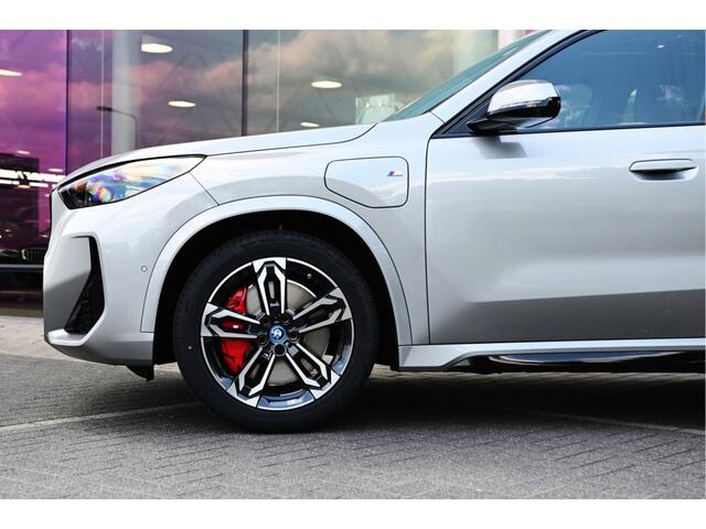 BMW X1 xDrive25e M Sport Automaat / Panoramadak / Trekhaak / Sportstoelen / Head-Up / M Adaptief onderstel / Parking Assistant Plus / Stuurverwarming