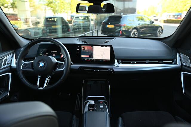 BMW X1 sDrive18i M Sport Automaat / Trekhaak / Panoramadak / Sportstoelen / Comfort Access / Achteruitrijcamera / Harman-Kardon / Adaptieve LED