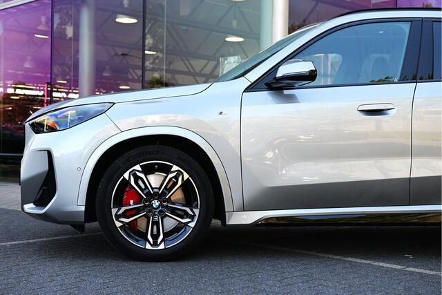 BMW X1 sDrive18i M Sport Automaat / Trekhaak / Panoramadak / Sportstoelen / Comfort Access / Achteruitrijcamera / Harman-Kardon / Adaptieve LED
