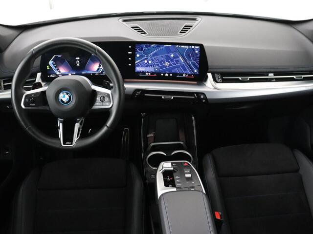 BMW X1 xDrive25e M Sport | SOH 93,3% | Adaptive cruise | Massage | Sportstoelen | Keyless | Stuurverwarming | Leder/Alcantara | Live Cockpit | Camera | Stoelverwarming | Adaptief LED | PHEV | Plug In