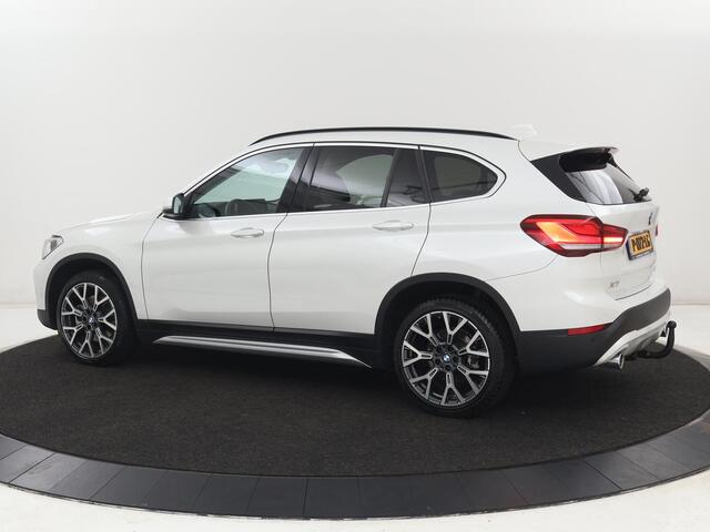 BMW X1 sDrive20i Business Edition Plus | Leder | Head-Up | Trekhaak | Stoelverwarming | Carplay | Sfeerverlichting | Full LED | Navigatie | Sportstoelen | Climate control | Parkeerhulp | Cruise control