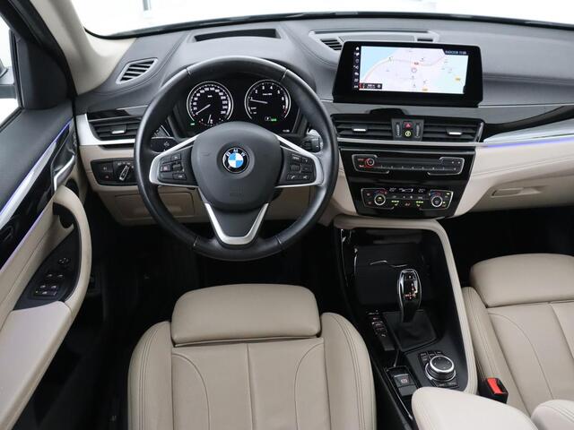 BMW X1 sDrive20i Business Edition Plus | Leder | Head-Up | Trekhaak | Stoelverwarming | Carplay | Sfeerverlichting | Full LED | Navigatie | Sportstoelen | Climate control | Parkeerhulp | Cruise control