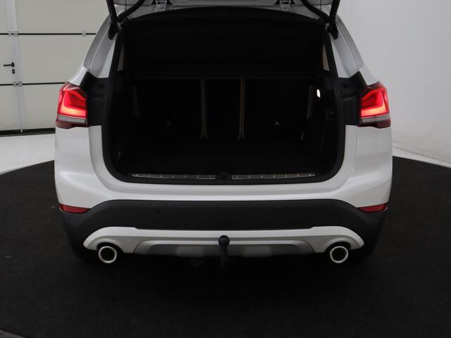 BMW X1 sDrive20i Business Edition Plus | Leder | Head-Up | Trekhaak | Stoelverwarming | Carplay | Sfeerverlichting | Full LED | Navigatie | Sportstoelen | Climate control | Parkeerhulp | Cruise control