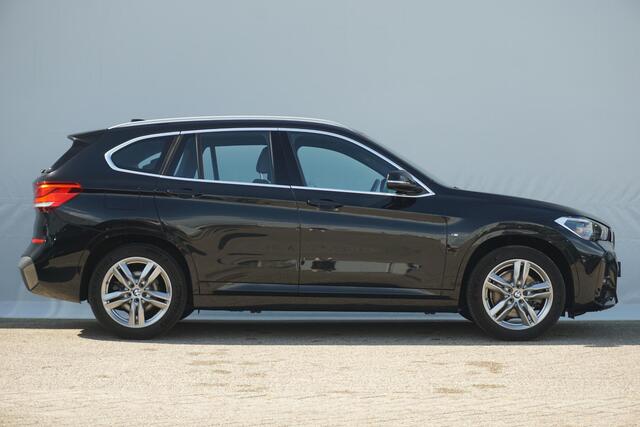 BMW X1 xDrive25e High Executive M Sportpakket 18'' / Head-Up Display / Stoel & Stuurverwarming / Driving Assistant / Parkeersensoren voor en achter