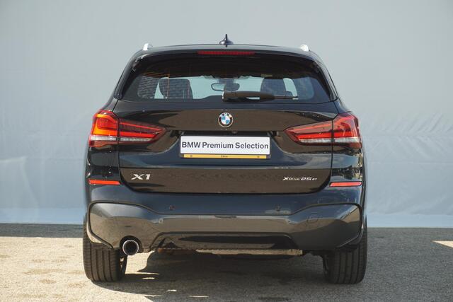 BMW X1 xDrive25e High Executive M Sportpakket 18'' / Head-Up Display / Stoel & Stuurverwarming / Driving Assistant / Parkeersensoren voor en achter