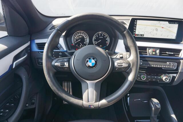 BMW X1 xDrive25e High Executive M Sportpakket 18'' / Head-Up Display / Stoel & Stuurverwarming / Driving Assistant / Parkeersensoren voor en achter