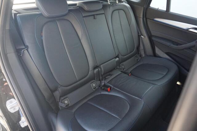 BMW X1 xDrive25e High Executive M Sportpakket 18'' / Head-Up Display / Stoel & Stuurverwarming / Driving Assistant / Parkeersensoren voor en achter