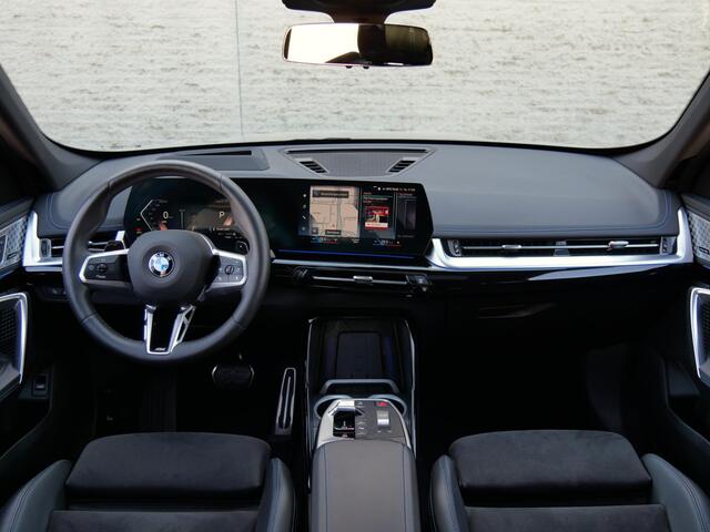 BMW X1 xDrive23i M-SPORT/ PANORAMADAK/ INNOVATION PACK/ DRIVING ASSISTANT PRO/ INDIVIDUAL FROZEN GREY METALLIC