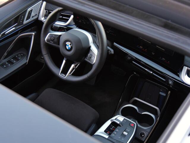BMW X1 xDrive23i M-SPORT/ PANORAMADAK/ INNOVATION PACK/ DRIVING ASSISTANT PRO/ INDIVIDUAL FROZEN GREY METALLIC