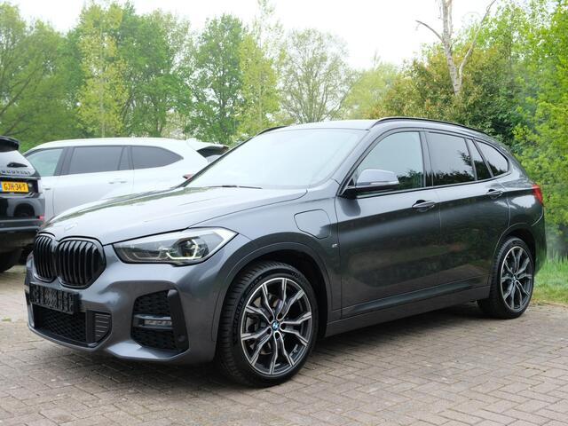 BMW X1 xDrive25e M-sport | PHEV | M pakket | Keyless entry | Camera | Elektrische stoelen met geheugen | Head up Display