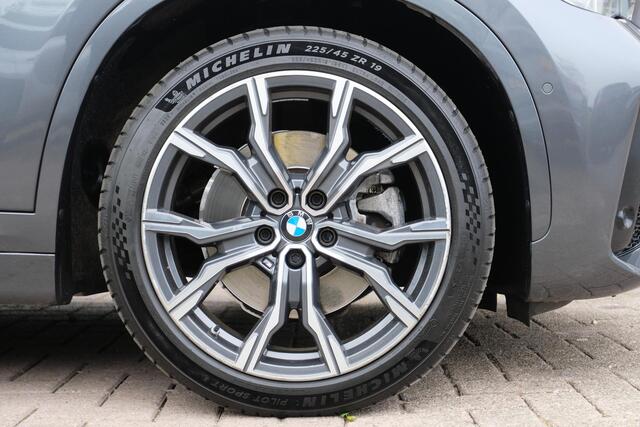 BMW X1 xDrive25e M-sport | PHEV | M pakket | Keyless entry | Camera | Elektrische stoelen met geheugen | Head up Display