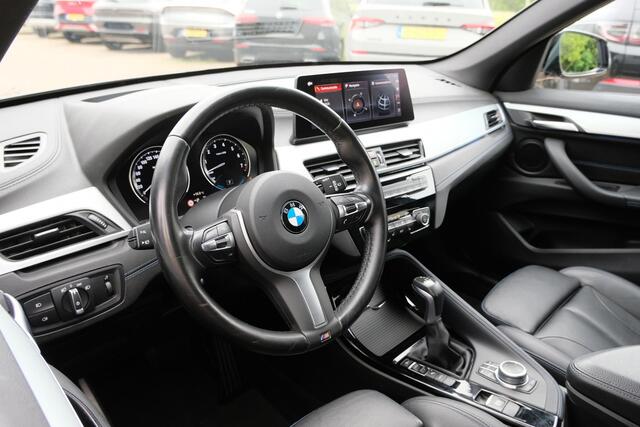 BMW X1 xDrive25e M-sport | PHEV | M pakket | Keyless entry | Camera | Elektrische stoelen met geheugen | Head up Display