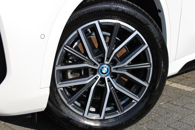 BMW X1 xDrive25e M Sport Automaat / M Adaptief onderstel / Sportstoelen / Comfort Access / Achteruitrijcamera / Adaptieve LED / Stoelverwarming