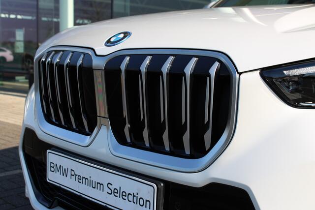 BMW X1 xDrive25e M Sport Automaat / M Adaptief onderstel / Sportstoelen / Comfort Access / Achteruitrijcamera / Adaptieve LED / Stoelverwarming
