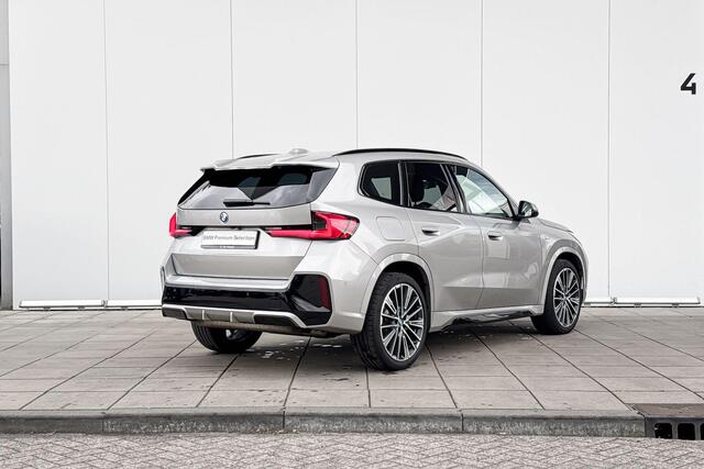 BMW X1 xDrive25e M-Sport Pro 20 Inch / Stuur & Stoelverwarming / Comfort Acces / Electrisch Verstelbare Voorstoelen / Automatisch Dimmende Binnen & Buitenspiegel / Adaptieve Led / Parking Plus / Harman Kardon / Head Up / Driving Plus