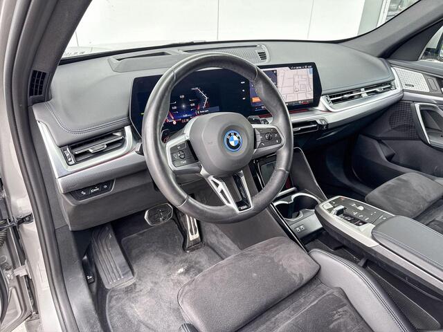 BMW X1 xDrive25e M-Sport Pro 20 Inch / Stuur & Stoelverwarming / Comfort Acces / Electrisch Verstelbare Voorstoelen / Automatisch Dimmende Binnen & Buitenspiegel / Adaptieve Led / Parking Plus / Harman Kardon / Head Up / Driving Plus