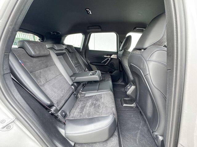 BMW X1 xDrive25e M-Sport Pro 20 Inch / Stuur & Stoelverwarming / Comfort Acces / Electrisch Verstelbare Voorstoelen / Automatisch Dimmende Binnen & Buitenspiegel / Adaptieve Led / Parking Plus / Harman Kardon / Head Up / Driving Plus