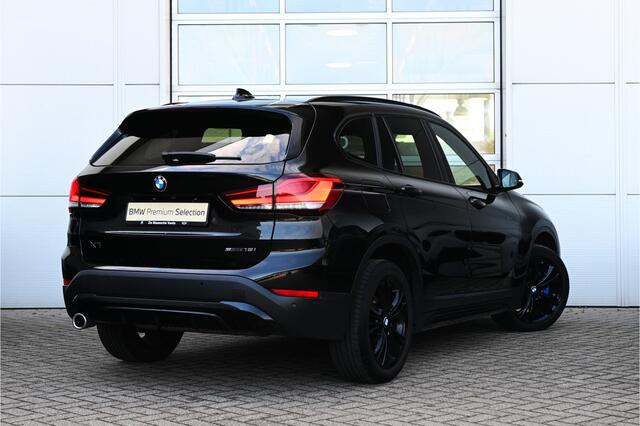 BMW X1 sDrive18i Sport Line Automaat / Sportstoelen / Trekhaak / Achteruitrijcamera / LED / Comfort Access / Stoelverwarming / Adaptief onderstel