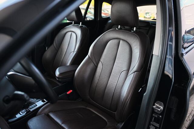 BMW X1 sDrive18i Sport Line Automaat / Sportstoelen / Trekhaak / Achteruitrijcamera / LED / Comfort Access / Stoelverwarming / Adaptief onderstel