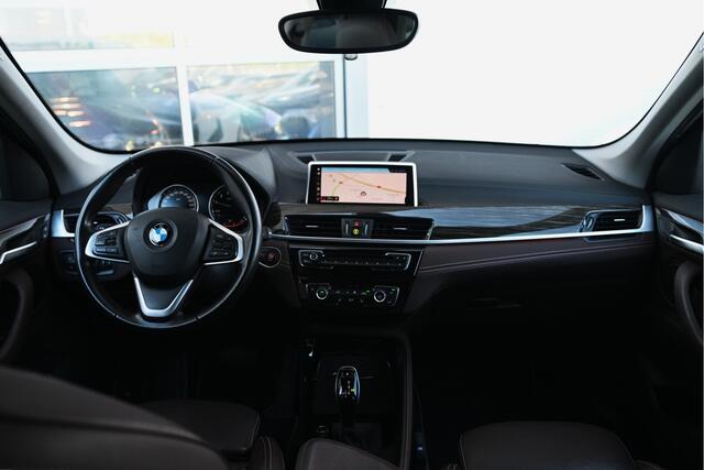 BMW X1 sDrive18i Sport Line Automaat / Sportstoelen / Trekhaak / Achteruitrijcamera / LED / Comfort Access / Stoelverwarming / Adaptief onderstel