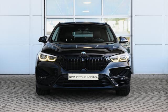 BMW X1 sDrive18i Sport Line Automaat / Sportstoelen / Trekhaak / Achteruitrijcamera / LED / Comfort Access / Stoelverwarming / Adaptief onderstel