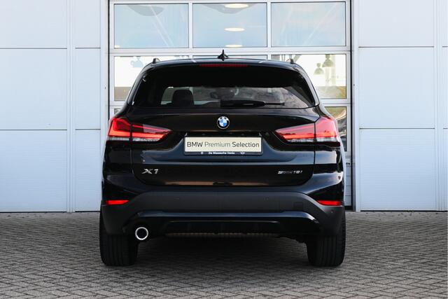 BMW X1 sDrive18i Sport Line Automaat / Sportstoelen / Trekhaak / Achteruitrijcamera / LED / Comfort Access / Stoelverwarming / Adaptief onderstel