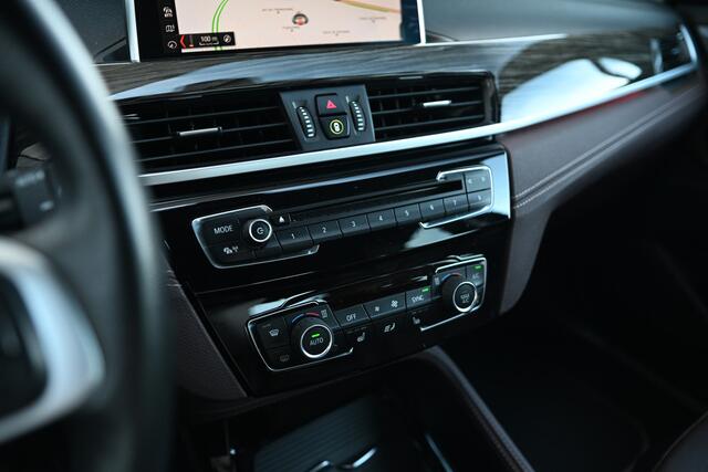 BMW X1 sDrive18i Sport Line Automaat / Sportstoelen / Trekhaak / Achteruitrijcamera / LED / Comfort Access / Stoelverwarming / Adaptief onderstel