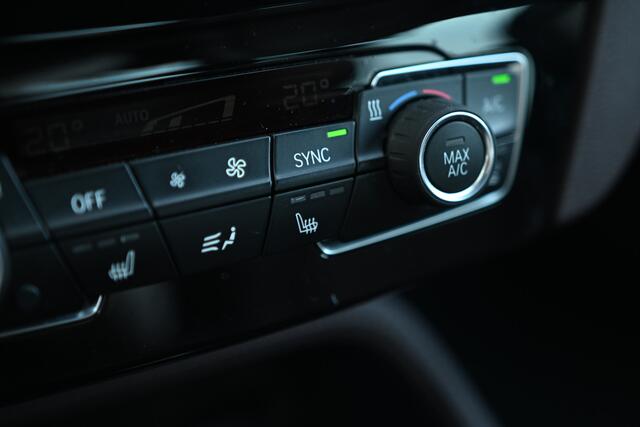 BMW X1 sDrive18i Sport Line Automaat / Sportstoelen / Trekhaak / Achteruitrijcamera / LED / Comfort Access / Stoelverwarming / Adaptief onderstel