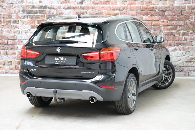 BMW X1 sDrive20i Executive Automaat / Navigatiesysteem Plus / Trekhaak / Head-Up Display / Stoelverwarming / Hifi / LED / 17 Inch / Parkeersensoren / Climate Control / Bluetooth / Middenarmsteun / Cruise Control