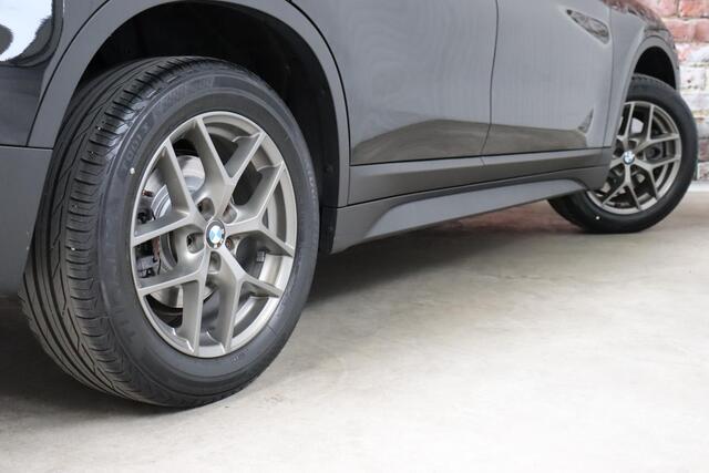 BMW X1 sDrive20i Executive Automaat / Navigatiesysteem Plus / Trekhaak / Head-Up Display / Stoelverwarming / Hifi / LED / 17 Inch / Parkeersensoren / Climate Control / Bluetooth / Middenarmsteun / Cruise Control