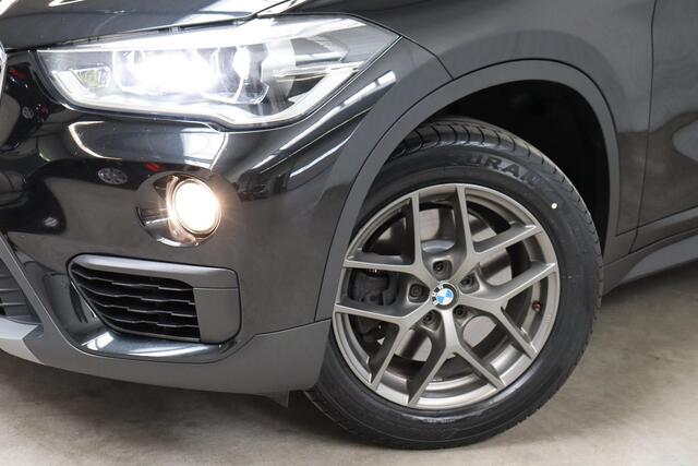 BMW X1 sDrive20i Executive Automaat / Navigatiesysteem Plus / Trekhaak / Head-Up Display / Stoelverwarming / Hifi / LED / 17 Inch / Parkeersensoren / Climate Control / Bluetooth / Middenarmsteun / Cruise Control