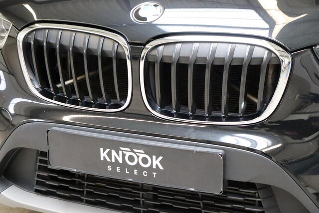 BMW X1 sDrive20i Executive Automaat / Navigatiesysteem Plus / Trekhaak / Head-Up Display / Stoelverwarming / Hifi / LED / 17 Inch / Parkeersensoren / Climate Control / Bluetooth / Middenarmsteun / Cruise Control
