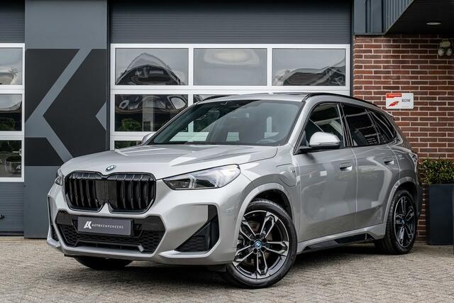 BMW X1 25e xDrive M Sport | Panorama | Shadow | ACC | Camera | Adap. led | Trekhaak | Stoelverwarming | 19 inch |