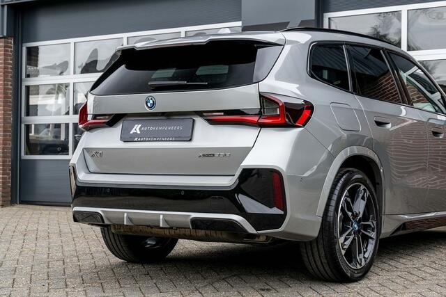 BMW X1 25e xDrive M Sport | Panorama | Shadow | ACC | Camera | Adap. led | Trekhaak | Stoelverwarming | 19 inch |