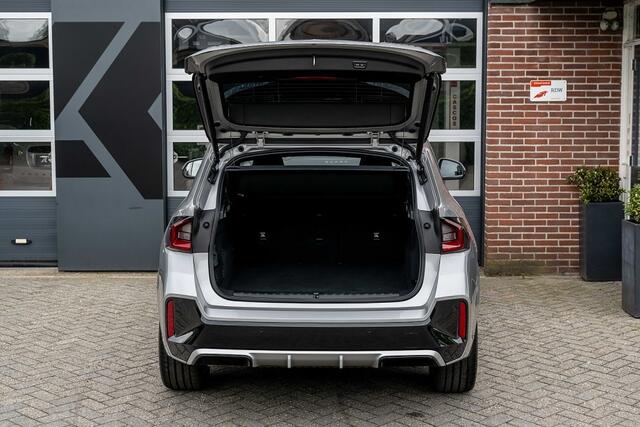 BMW X1 25e xDrive M Sport | Panorama | Shadow | ACC | Camera | Adap. led | Trekhaak | Stoelverwarming | 19 inch |